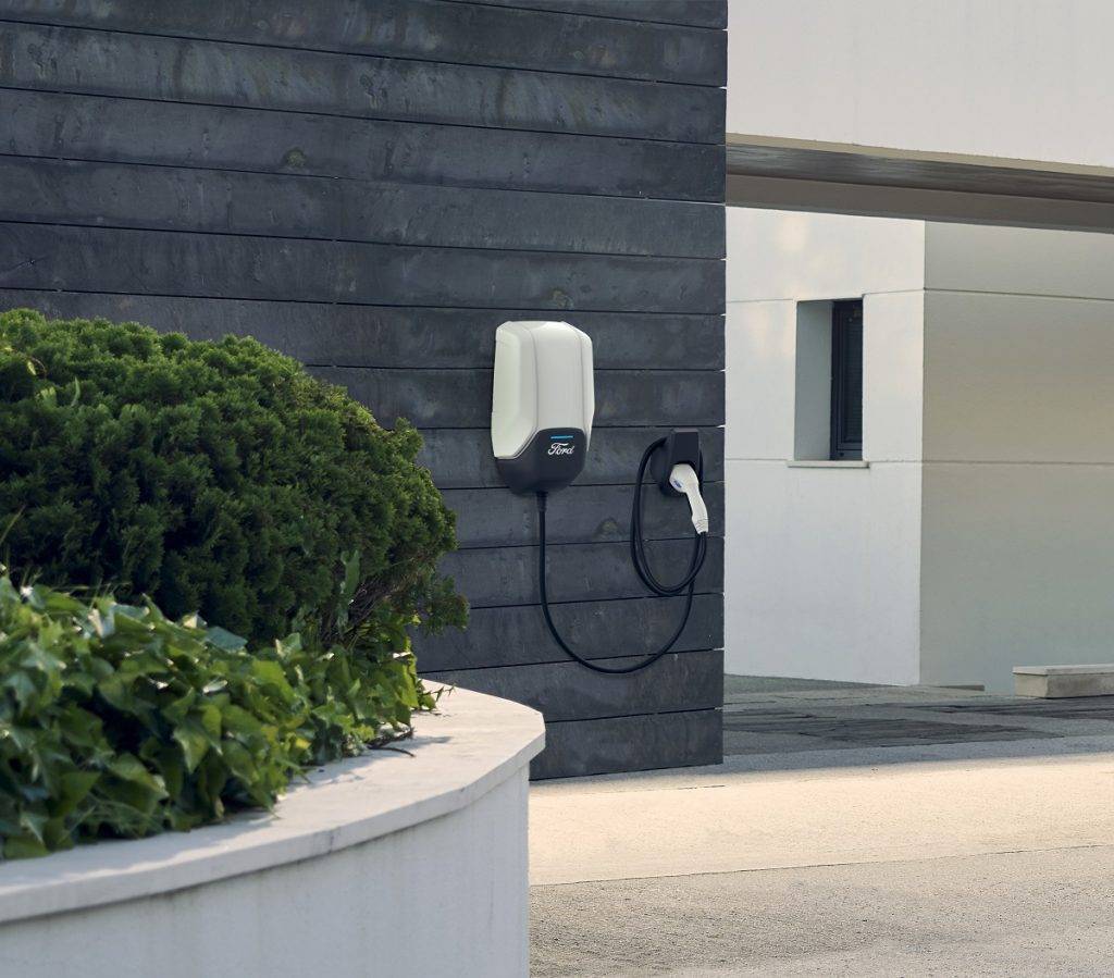 Ford présente aujourd'hui son dispositif pour recharger rapidement et confortablement les batteries de ses véhicules électrifiés.