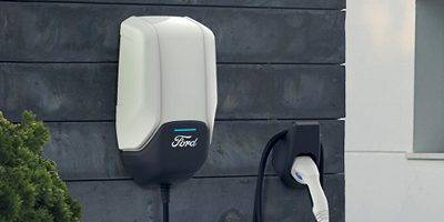 Ford présente son dispositif pour recharger ses véhicules électrifiés, chez soi ou à travers toute l’Europe