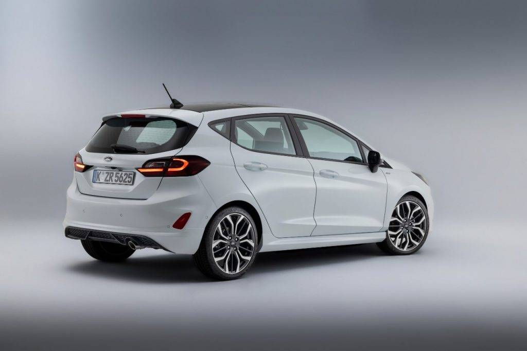 Nouvelle Ford Fiesta 2021 blanche de coté