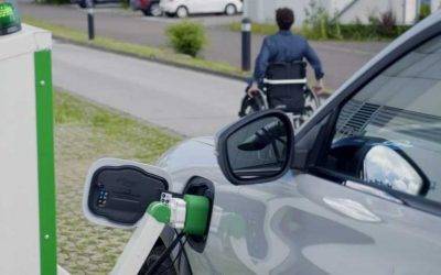 Ford met à l’essai une borne de recharge robotisée conçue pour aider les conducteurs en situation de handicap