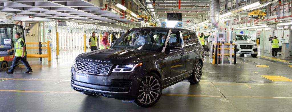 LE PREMIER RANGE ROVER CONSTRUIT SELON LES MESURES DE DISTANCIATION SOCIALE QUITTE L’USINE JAGUAR LAND ROVER DE SOLIHULL 1 JLR first Range Rover social distance 01 20052020