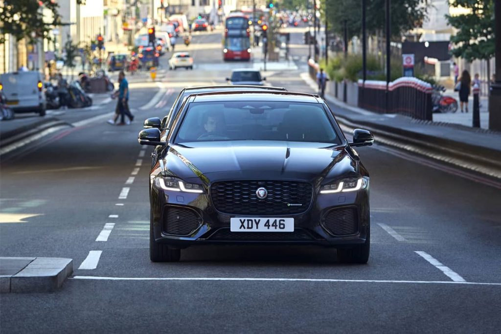 James Bond : la Jaguar XF fait ses débuts en 007 1 jaguar xf mourir peut attendre