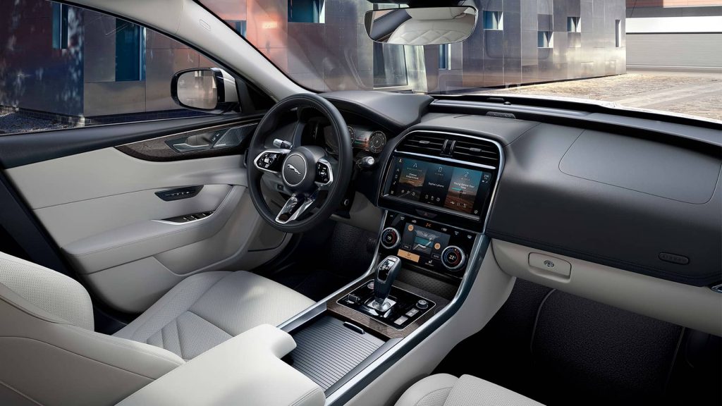 Jaguar XE : découvrez la berline sportive de luxe 7 interieur jaguar xe 2022