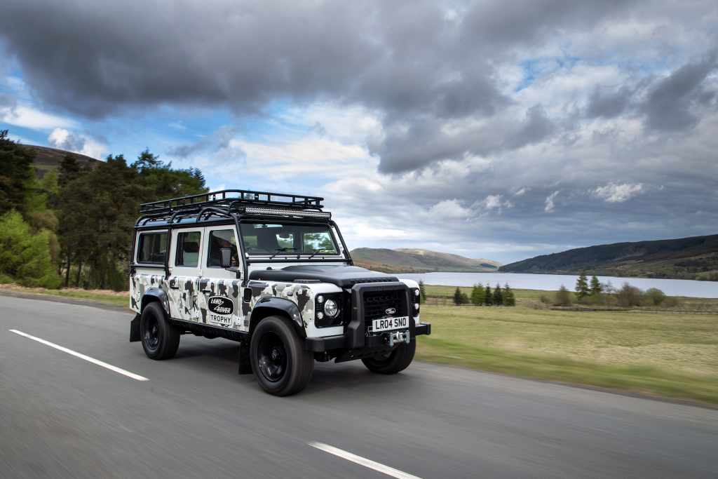 Defender Works V8 Trophy : une série limitée créée par Land Rover Classic 1 defender works V8 trophy 2022 Defender Works V8 Trophy : une série limitée créée par Land Rover Classic 1 defender works V8 trophy 2022