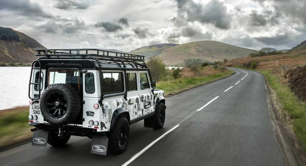 Defender Works V8 Trophy : une série limitée créée par Land Rover Classic 4 land rover classic defender works V8 trophy Defender Works V8 Trophy : une série limitée créée par Land Rover Classic 4 land rover classic defender works V8 trophy