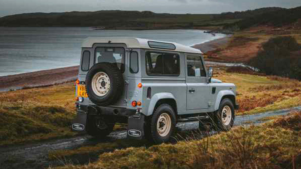 Land Rover Classic présente le Classic Defender Works V8 Islay Edition