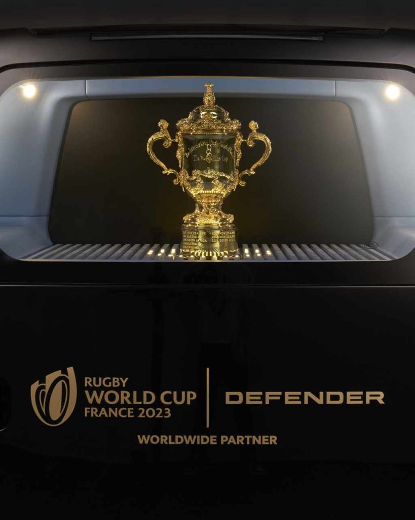 Defender présente le Defender 110 exclusif qui fera voyager le trophée de la Coupe du Monde de Rugby 2 Defender devoile le trophee de la coupe du monde de rugby