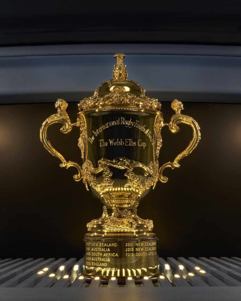 Defender présente le Defender 110 exclusif qui fera voyager le trophée de la Coupe du Monde de Rugby 3 Defender et le trophee de la coupe du monde