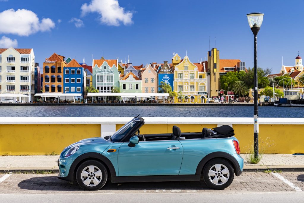 Un feu d’artifice de couleurs en décapotable : explorer Curaçao avec la MINI Cabriolet.