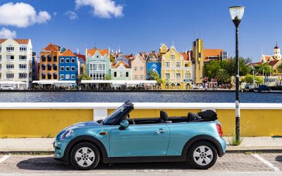 Un feu d’artifice de couleurs en décapotable : explorer Curaçao avec la MINI Cabriolet.