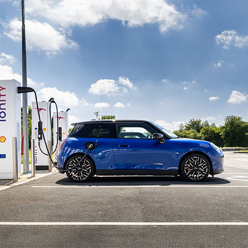 Offre Elec Fevrier 2025 web MINI Aceman en train de rouler