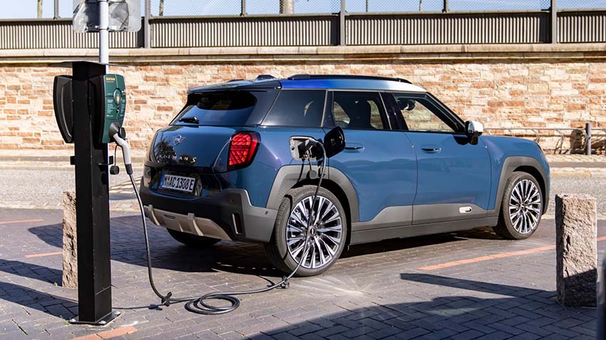 MINI Aceman SE en train de charger avec MINI Charging
