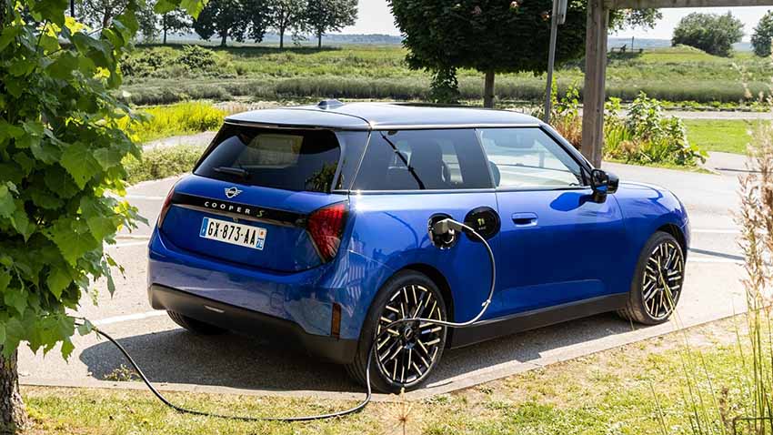 MINI Cooper SE en train de charger avec MINI Charging