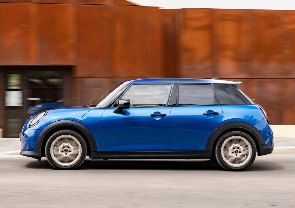 MINI Cooper 5 portes un choix pratique et spacieux pour un jeune conducteur