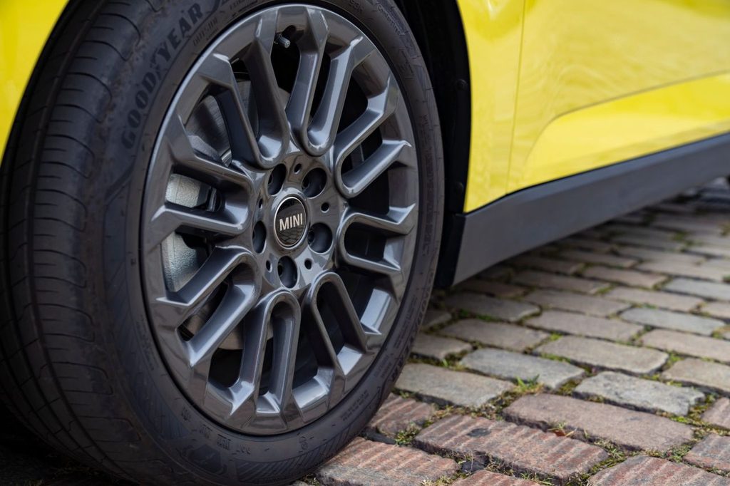 Pneumatiques MINI : un point important de votre entretien MINI électrique